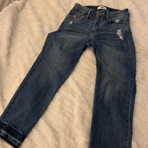 Distressed cropped jeans